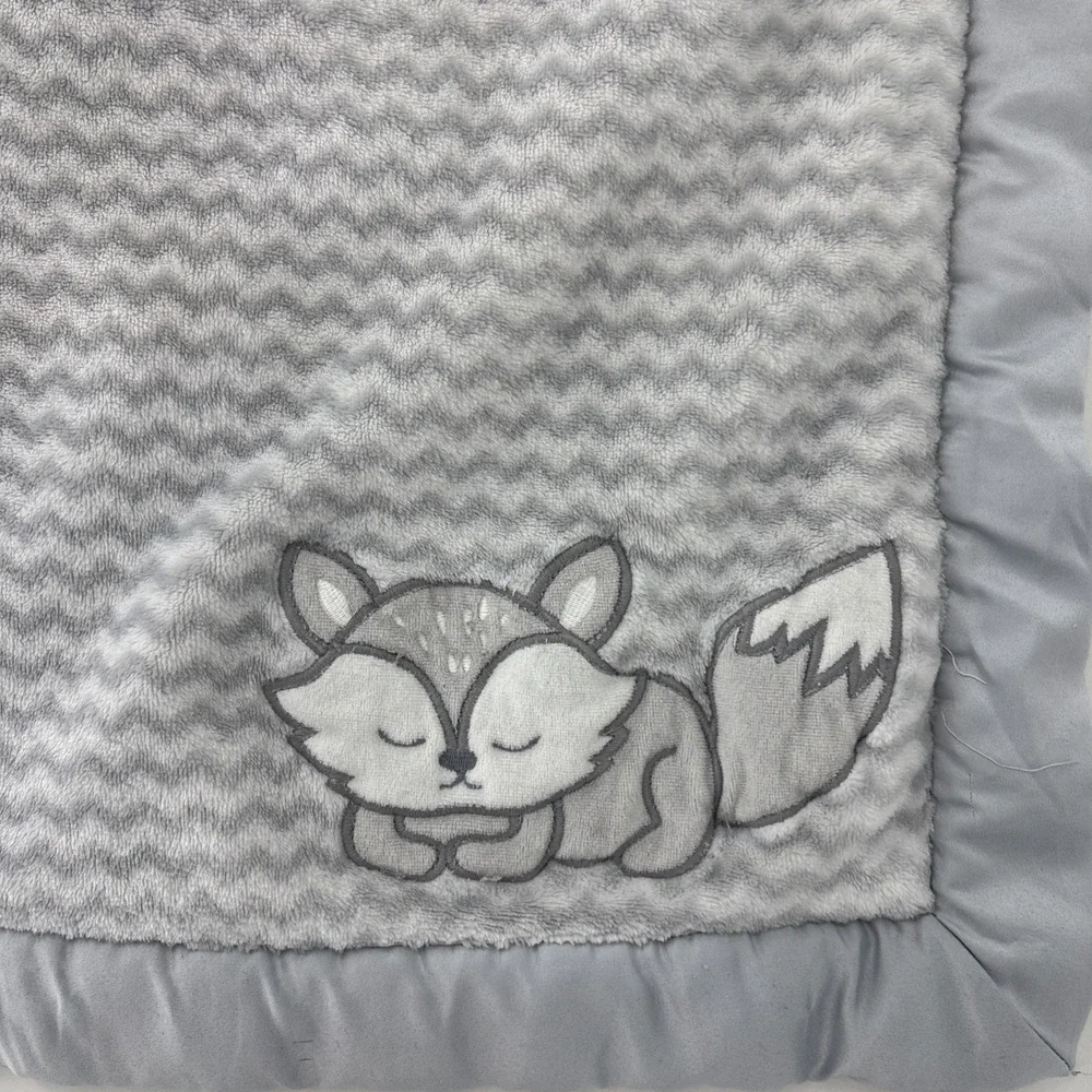Wendy Bellissimo Sleeping Fox Baby Blanket Gray White Chevron Satin Trim‎ 39x29